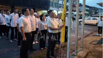 黄笃荣：清晨6时出席升旗礼  党员拥强烈党魂归属