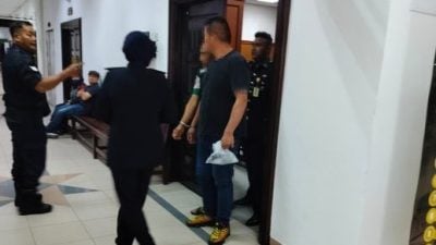 罗里司机涉致伤妻子 . 今认罪判入狱3年