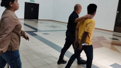 以手指冒充武器顶腰背 . 抢手机囚7年打5鞭