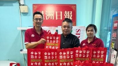 星洲展销会派礼  Indocafe赞助300份礼袋