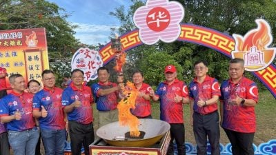 视频 | 第40届全国华人文化节火炬礼  三宝山上高举文化圣火！