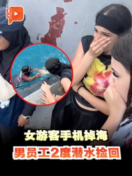 女游客手机掉海 男员工2度潜水捡回