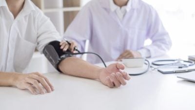 陈子健 / 双亲曾罹癌 我该做全套筛检吗？ 医生：针对性更具成本效益