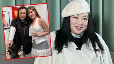 李珊珊撑拐杖现身画展 网民担忧其健康再出问题