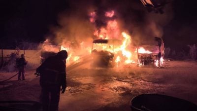离奇失火！4罗里被烧成废铁 幸无酿伤亡