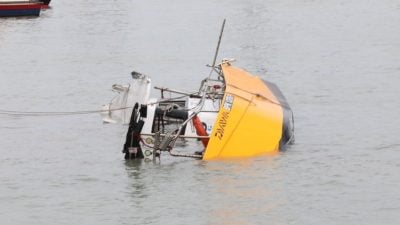快艇翻覆3死2失踪案 | 警方：快艇维修后试航 首次正常 第二次翻覆