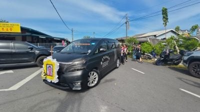 【视频】快艇翻覆5死| 维修员洪荣伸今举殡 订一艘纸扎快艇黄泉相伴
