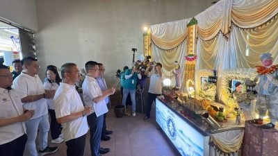 华小教师母子双尸案｜副教育部长黄家和到灵堂致祭及慰问