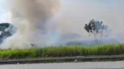 视频 | 天气热起火？轿车失火波及草场？  巴生武吉丁宜一草地发生大火
