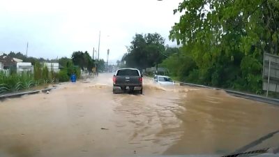 槟岛峇六拜 西南区下暴雨 道路积水 水位持续上升