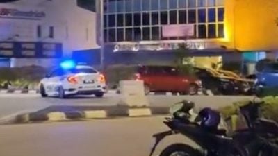 轿车拒被截停逃逸　2警车追逐围堵 司机落网