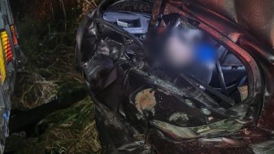 轿车疑失控猛撞罗里  乘客身亡 司机轻伤