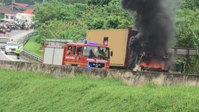 羅裡行駛途中突然起火 加叻大道交通大阻塞