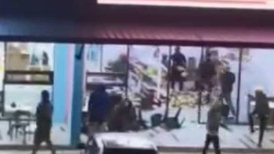 视频|警逮捕3男子 逾15 恶徒持武器砸连锁店