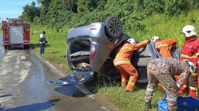 载5人轿车撞罗里后翻覆  1男受困获救援