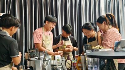 完成基础技能培训 25青年学当咖啡师