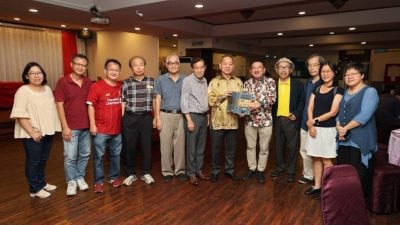 新闻从业员出版合集《新闻江湖》林保障赞助1万令吉