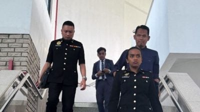 收贿替非公仆报销机票 纳闽教局助理控8项贪罪