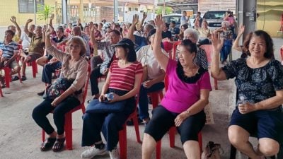 加叻新村火灾原地重建家园 40户灾民率先获得入住证和锁匙