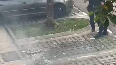 男子停车场烧金银纸 居民诉哮喘发作报警