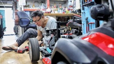 工程师为病儿改行 维修电动行动辅助工具