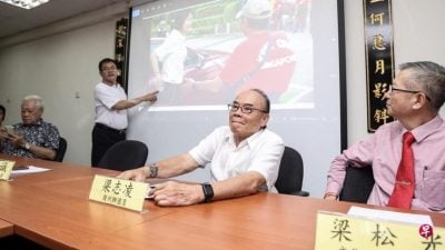 碧山亭公布握手事件另一角度视频 颜晓芳并非拒绝握手而是在收手机