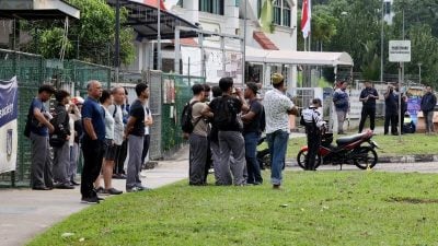 摩托车与垃圾车碰撞 骑士卷车底碾头亡