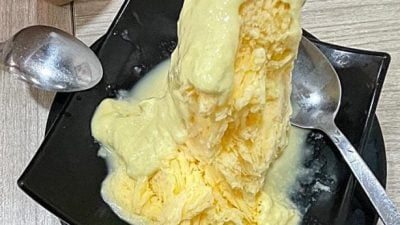 吃甜品咬出塑料 女子索赔逾5万