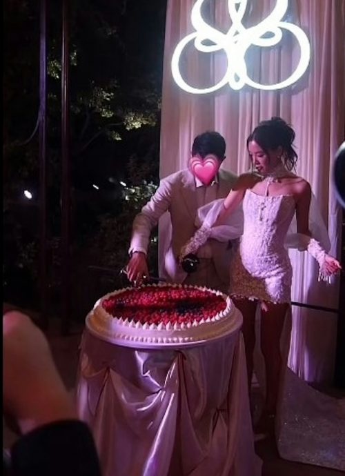 Bella云南举办婚礼 以高以翔爱花装饰捧花