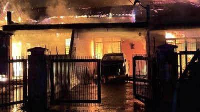 视频|疑电线短路引发大火.5单层房屋被吞噬