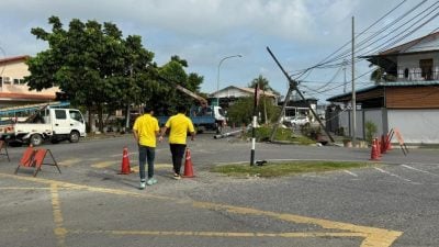 丹绒峇都住宅区电柱被撞 . 潘隆铭：抢修尽快恢复电力