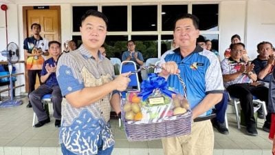 成功筹办盛大田径赛 . 张庆信表扬教育工作者