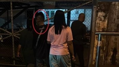男子酒驾撞车 . 反赖别人撞他