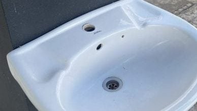 电眼全录下．红衣贼拆餐厅水龙头