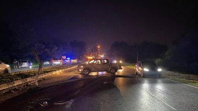 货卡失控撞电灯柱 . 华裔青年身亡