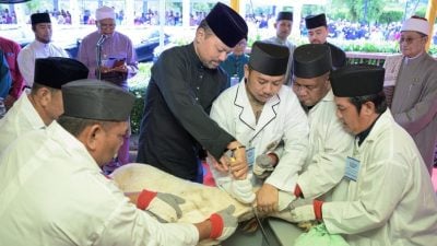 清真寺哈芝节祈祷会庆典 . 皇太子王子主持宰牲礼