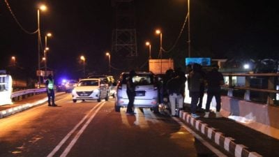 警追捕拒检车．起私烟捕2嫌
