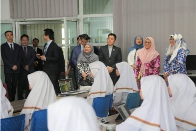 教部 华为合作成果 . 2中学智慧绿色教室启用