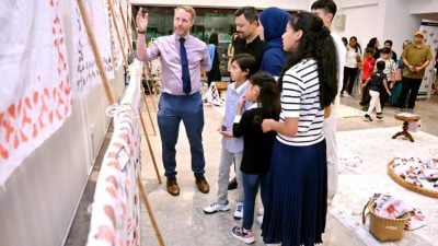 国际学校五年级艺术展．皇太子观赏学生作品