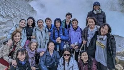 为睹蓝火焰景象 . 汶16男女探索印尼火山