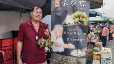 文冬小贩印制蔡澜品尝粽子横幅作生招牌 也纪念一代的美食家