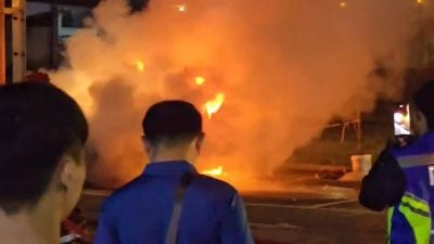 轿车自燃烧成废鉄  幸无人伤亡