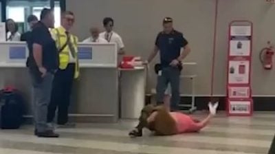​视频|中国大妈行李超重被罚款 情绪失控滚地踢脚