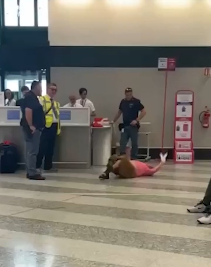 ​视频|中国大妈行李超重被罚款 当场情绪失控滚地踢脚
