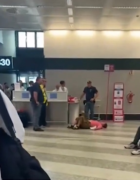 ​视频|中国大妈行李超重被罚款 当场情绪失控滚地踢脚