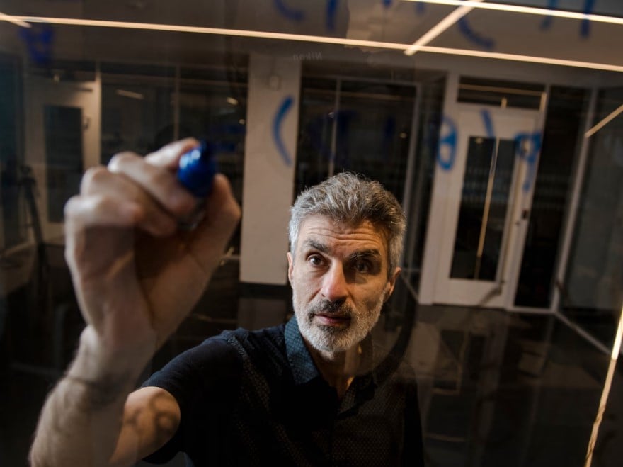 “AI教父”将开发“科学家AI”系统 防AI欺骗人类