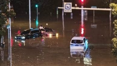 “像天漏了一样倒水”长沙暴雨 驾车如开船
