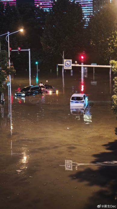 “像天漏了一样倒水”长沙暴雨 驾车如开船  