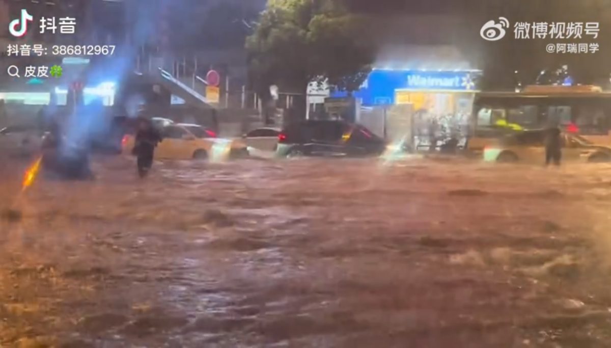 “像天漏了一样倒水”长沙暴雨 驾车如开船  