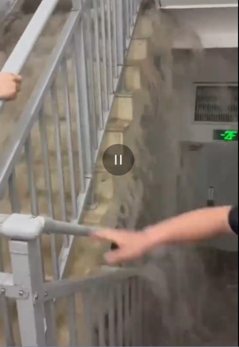 “像天漏了一样倒水”长沙暴雨 驾车如开船  